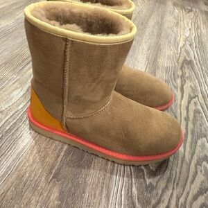 UGGS like new, barely worn, size 6 big kids, 8-8.5 women excellent condition
